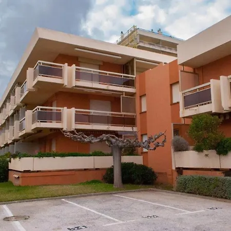 Le Lavandou: 4p, Proche Plage, Clim, Parking - Fr-1-803-81 Apartment *