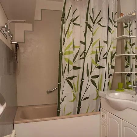 Le Lavandou: 4p, Proche Plage, Clim, Parking - Fr-1-803-81 Apartment *