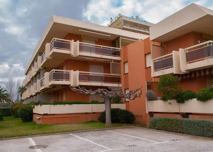 Le Lavandou: 4p, Proche Plage, Clim, Parking - Fr-1-803-81 Lägenhet *