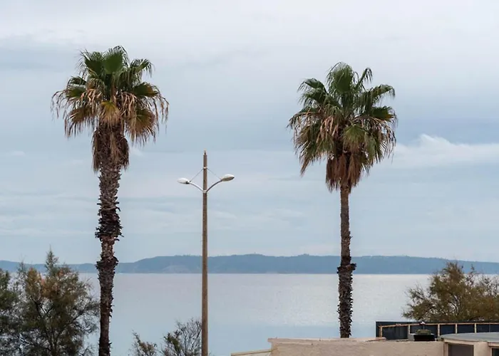 Le Lavandou: 4p, Proche Plage, Clim, Parking - Fr-1-803-81 Le Lavandou